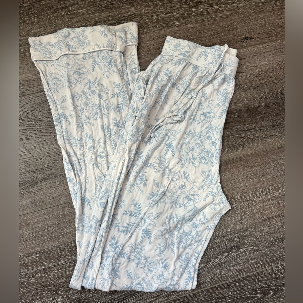 Cozy Earth White & Blue Floral Stretch Knit Long Sleeve Pajamas - Picture 4 of 7